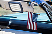 USA, Massachusetts, Cape Ann, Gloucester, Oldtimer, Autoinnenraum aus den 1960er Jahren mit US-Flagge