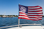 USA, Massachusetts, Cape Ann, Gloucester, Amerikas ältester Seehafen, Gloucester Schooner Festival, Schoner US-Flagge
