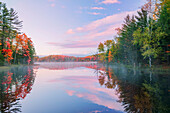 Herbstfarben und Nebel, die sich im Council Lake bei Sonnenaufgang spiegeln, Hiawatha National Forest, Obere Halbinsel von Michigan.