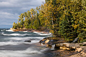 Wellen im Lake Superior, Pictured Rocks National Lakeshore, Michigan, Obere Halbinsel