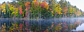 Council Lake im Herbst, Alger County, Michigan.