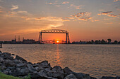 USA, Minnesota, Duluth, Lakewalk, Lift bridge