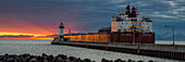 USA, Minnesota, Duluth, Lakewalk, Lift bridge