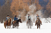Cowboys während des Wintertreibens, Kalispell, Montana