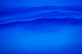 Rauch und Wolken eines Waldbrandes vermischen sich, Stillwater State Forest bei Whitefish, Montana, USA