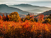 USA, New Hampshire, White Mountains, Sonnenaufgang von einem Aussichtspunkt am Kancamagus Highway
