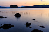 Morgendämmerung am Lake Umbagog in Errol, New Hampshire.