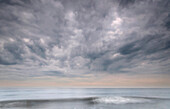 USA, New Jersey, Cape May Nationaler Meeresstrand. Stürmische Meereslandschaft bei Sonnenaufgang