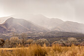 USA, New Mexico, Bosque del Apache National Wildlife Refuge (Naturschutzgebiet). Sturm über Bergen und Tal