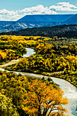 Abiquiu, New Mexico, Der kurvenreiche Chama River schlängelt sich im Herbst durch das Abiquiu Valley