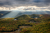 USA, New York State. Herbstsonnenstrahlen in den Bergen, Adirondack Mountains.