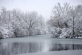 USA, Bundesstaat New York. Winterlicher Schneefall auf dem Erie Canal, Cedar Bay Park.