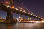 Die Manhattan Bridge und die Skyline von Manhattan im Abendlicht vom Brooklyn Bridge Park aus, New York City, New York