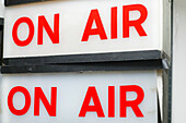 New York City, New York, USA. Alte "On Air"-Schilder aus einem Fernseh- oder Radiostudio.