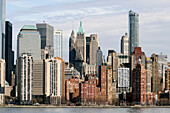 Gebäude in Manhattan vom Hudson River aus gesehen