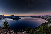 Nächtlicher Sternenhimmel über dem Crater Lake im Crater Lake National Park, Oregon, USA (Großes Format verfügbar)