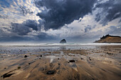 Sturmwolken bei Ebbe am Strand von Cape Kiwanda in Pacific City, Oregon, USA