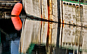 Die Farben der Fischerboote spiegeln sich in der Charleston Marina, Oregon