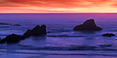 Sonnenuntergang über dem Pazifik von Seal Rock an der Küste von Oregon.