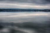 USA, Tennessee. Watts Bar Lake. Gläserne Ruhe reflektiert Wolkenmuster. Appalachian Mountains in der Ferne