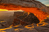 USA, Utah, Canyonlands-Nationalpark. Mesa Arch bei Sonnenaufgang