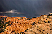 USA, Utah, Bryce-Canyon-Nationalpark. Sonnenaufgang über Gewitterwolken und Sandstein-Hoodoo-Formationen.