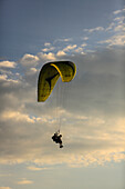 Draper, Utah. Tandem double para-glider jumpers