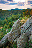 Aussicht mit Felsbrocken, Shenandoah, Blue Ridge Parkway, Smoky Mountains, USA.