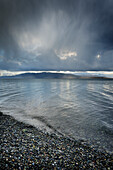 Stürmische Winterwolken über der Bellingham Bay, Bundesstaat Washington. Lummi Island in der Ferne.