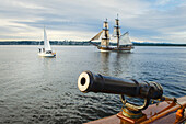 Die Lady Washington segelt in der Semiahmoo Bay, Bundesstaat Washington. Ein historischer Nachbau der Originalbrigg aus dem 18. Jahrhundert. Die schwenkbare Drei-Pfund-Kanone auf der Hawaiian Chieftain ist im Vordergrund zu sehen.