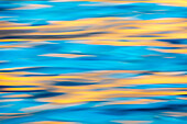 USA, Bundesstaat Washington, Seabeck. Blaue und goldene Reflektionen auf dem Hood Canal