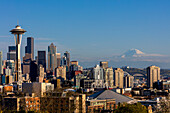 Stadtsilhouette vom Kerry Park im Stadtzentrum von Seattle, Washington State, USA (Großformatige Bilder verfügbar)