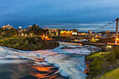 Abenddämmerung über den Spokane Falls in Spokane, Washington State, USA
