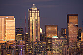 Mondaufgang hinter der Skyline von Downtown Seattle, Seattle, WA