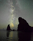 Die Milchstraße geht hinter den Felsen am Ruby Beach auf, Olympic National Park, Washington State.