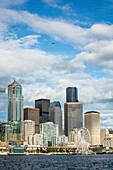 USA, Bundesstaat Washington, Seattle. Skyline von der Elliott Bay.