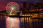 USA, Bundesstaat Washington, Seattle. Das Seattle Great Wheel an der Uferpromenade im Stadtzentrum von Seattle am Abend.