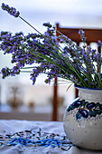 Bremerton, Bundesstaat Washington, USA. Lavendel in einer Vase.