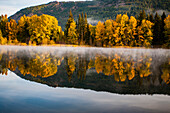 USA, Bundesstaat Washington, Cle Elum. Herbstfärbung an einem Teich in Zentral-Washington.