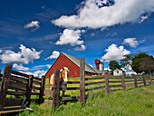 USA, Bundesstaat Washington, Palouse Country, Colfax, Alte rote Scheune mit Zaun und Pferd