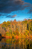 USA, West Virginia, Delaware Erholungsgebiet Watergap. Sonnenuntergang am Hidden Lake