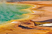 Erhöhte Ansicht der Grand Prismatic Spring und Muster in der Bakterienmatte, Midway Geyser Basin, Yellowstone National Park, Wyoming.