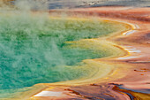 Erhöhte Ansicht der Grand Prismatic Spring und Muster in der Bakterienmatte, Midway Geyser Basin, Yellowstone National Park, Wyoming.