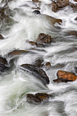 Fließendes Wasser im Firehole River, Yellowstone National Park, Wyoming