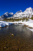 Die Tetons im Winter über dem Cottonwood Creek, Grand Teton National Park, Wyoming, USA