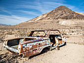 Verlassenes Auto in Rhyolite, einer Geisterstadt in Nye County, nahe dem Death Valley National Park, Nevada, Vereinigte Staaten von Amerika, Nordamerika