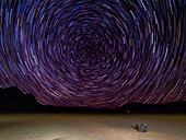 Nachtaufnahme der Sterne, Racetrack, ein ausgetrocknetes Seebett, im Death Valley National Park, Kalifornien, Vereinigte Staaten von Amerika, Nordamerika