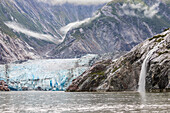 Ein Wasserfall in der Nähe des Sawyer-Gletschers in der Tracy Arm-Fords Terror Wilderness, Südost-Alaska, Vereinigte Staaten von Amerika, Nordamerika