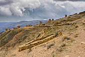 Chullpas in der vorinkazeitlichen Ausgrabungsstätte Ninamarca, Provinz Paucartambo, Region Cusco, Peru, Südamerika