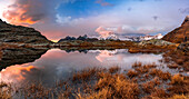Vielfarbiger Himmel in der Morgendämmerung über dem verschneiten Gipfel des Monte Disgrazia im Herbst, Alpe Fora, Valmalenco, Valtellina, Lombardei, Italien, Europa